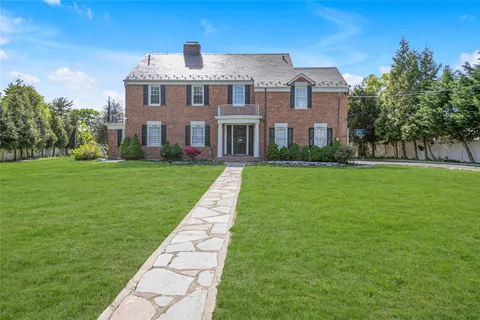 $1,900,000 | 13 Arbor Place, Glen Cove, NY 11542