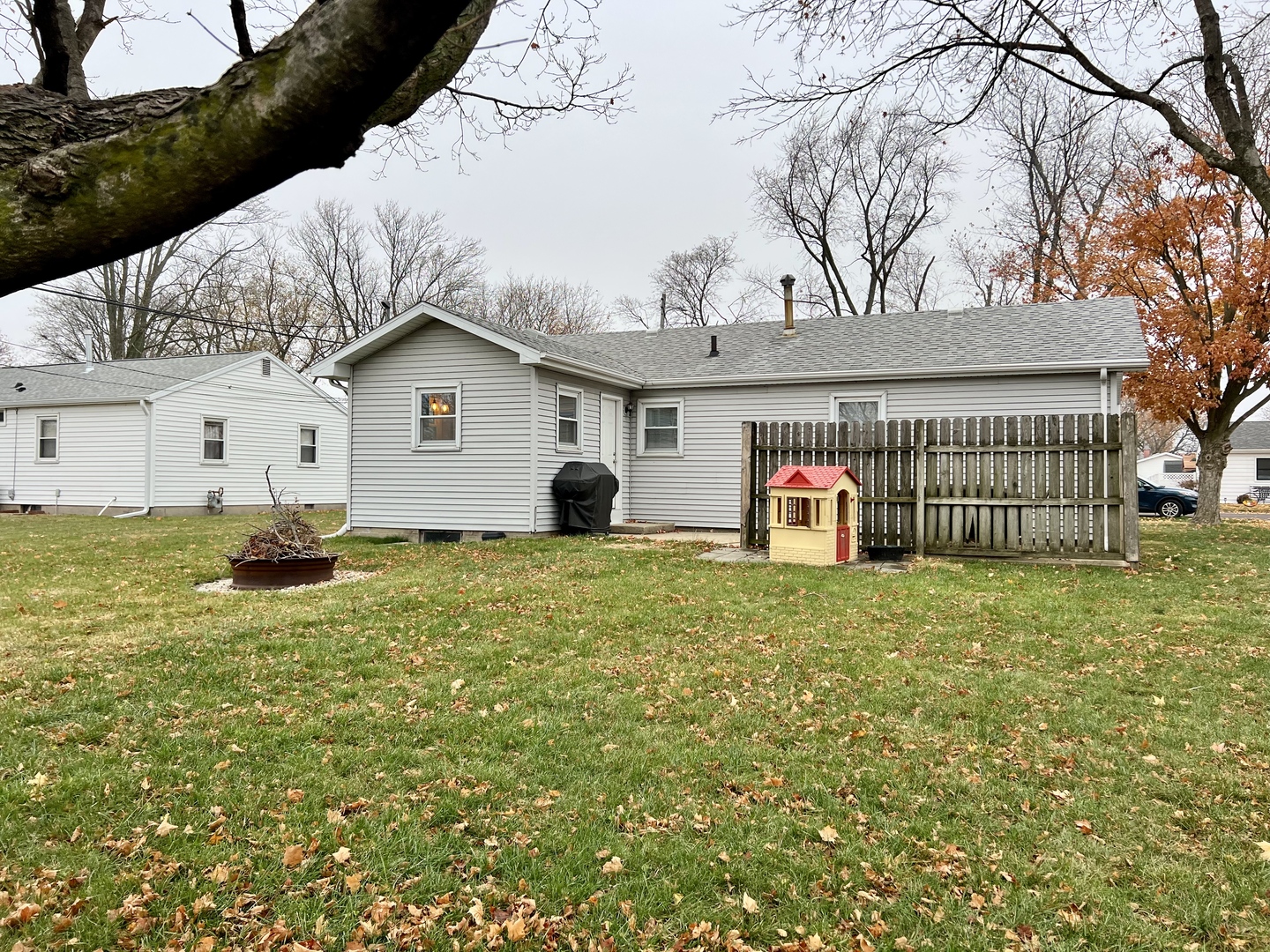 113 Walnut Street Gibson City, IL 60936 - Photo 32 of 33 a house view with a garden space