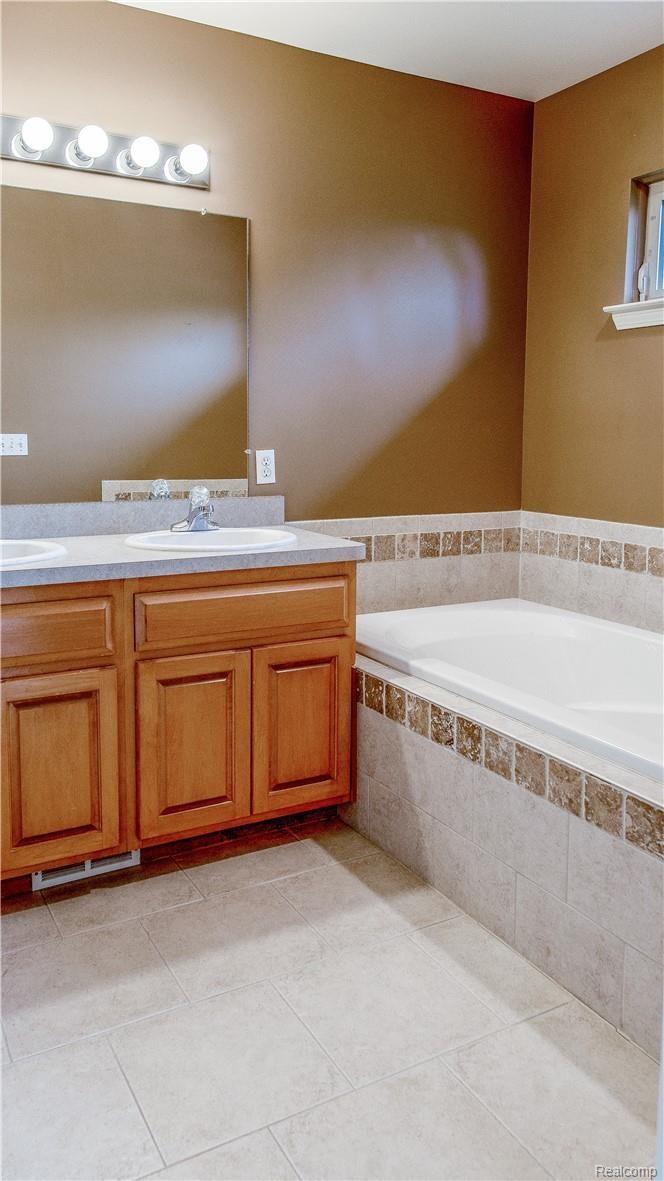 47916 Racewood Drive Macomb, MI 48044 - Photo 19 of 28 Master Bath.jpg