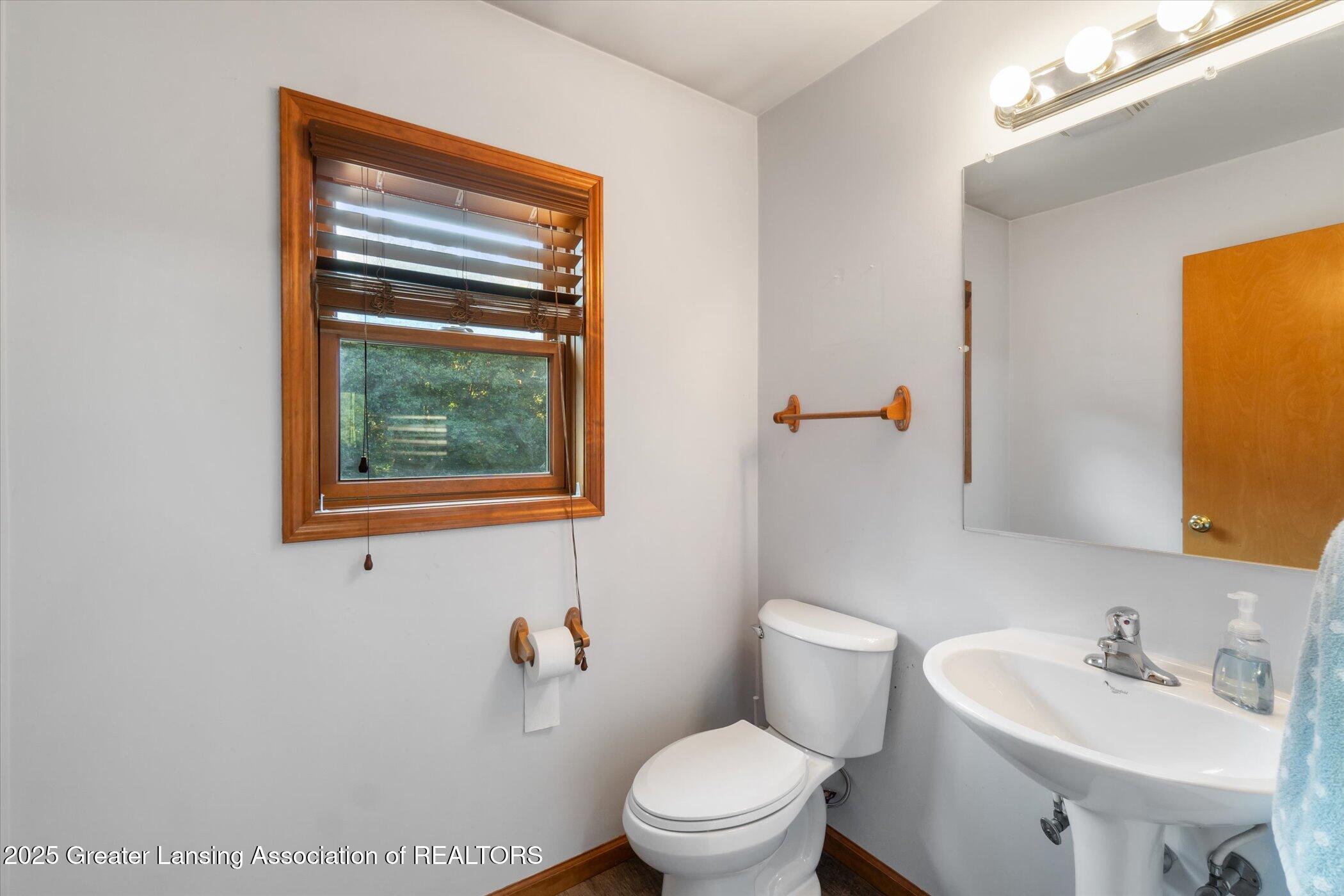 6039 West Beard Road Perry, MI 48872 - Photo 31 of 70 Bathroom