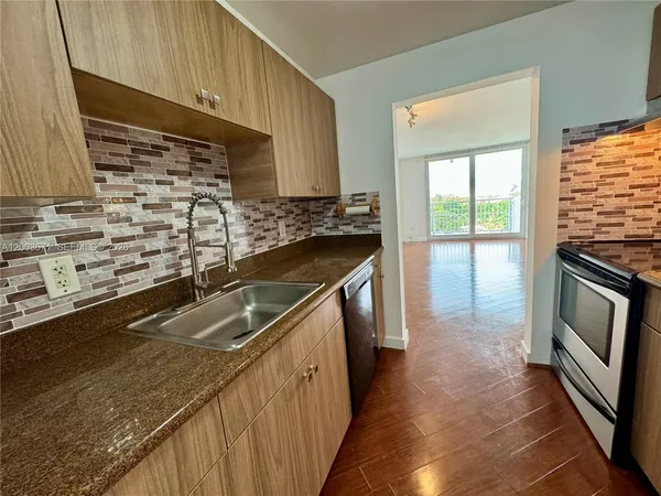 $2,300 | 2020 Northeast 135th Street, Unit 810, North Miami, FL 33181