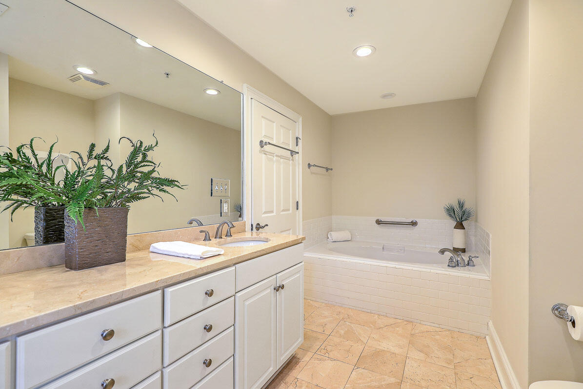 498 Albemarle Road, Unit 213 Charleston, SC 29407 - Photo 17 of 37 498 Albemarle Road 213 primary bath