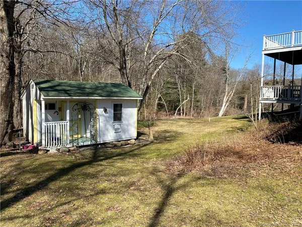 a view of a house with backyard