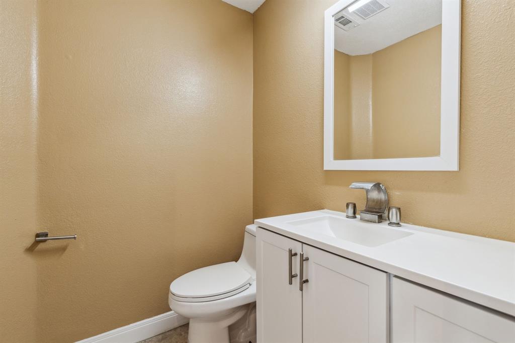 9434 Abbey Road Irving, TX 75063 - Photo 12 of 26 Half bath