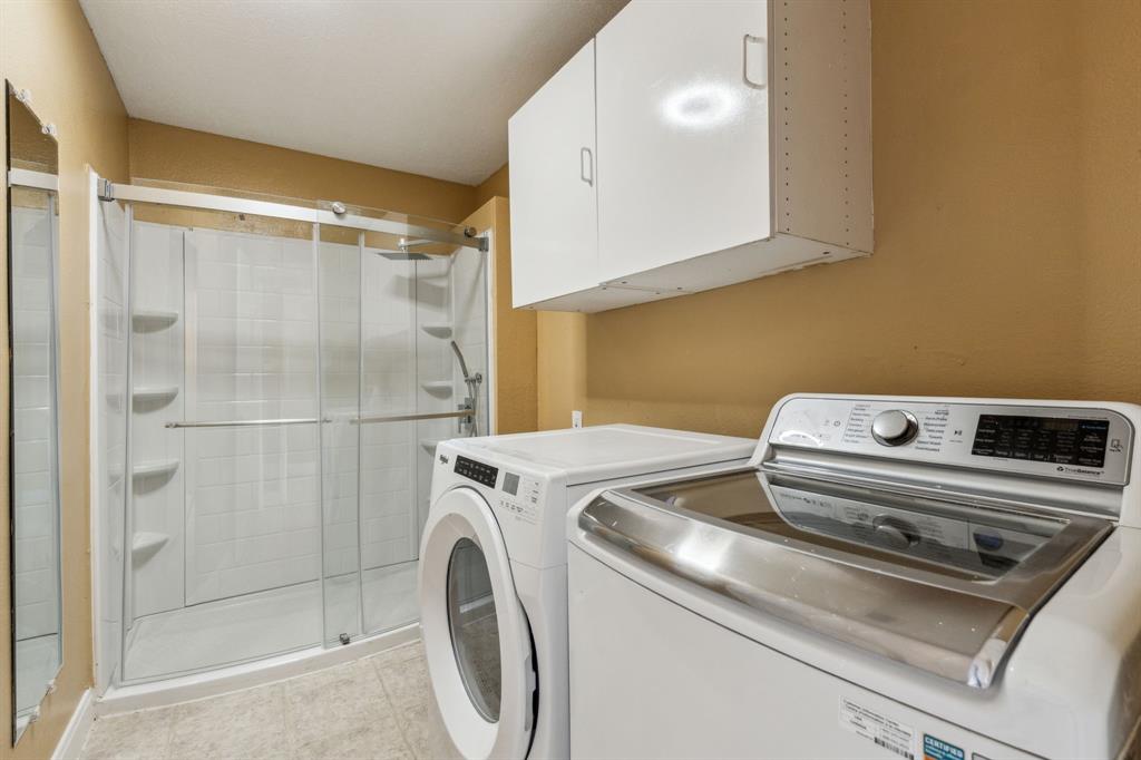 9434 Abbey Road Irving, TX 75063 - Photo 13 of 26 Utility room with extra Shower