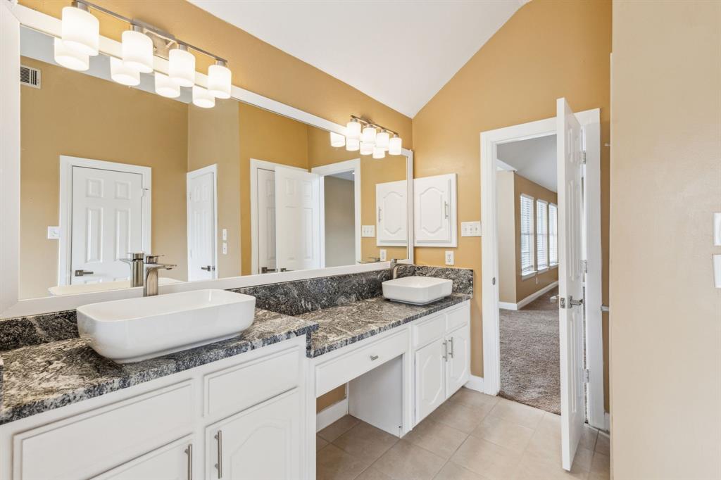 9434 Abbey Road Irving, TX 75063 - Photo 16 of 26 Luxurious Master Bath