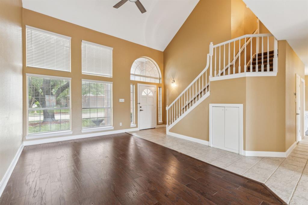 9434 Abbey Road Irving, TX 75063 - Photo 3 of 26 Formal Living Entrance foyer