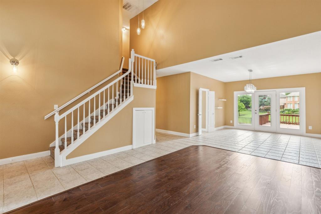 9434 Abbey Road Irving, TX 75063 - Photo 4 of 26 Spacious Living with Staiway leading to upper floor