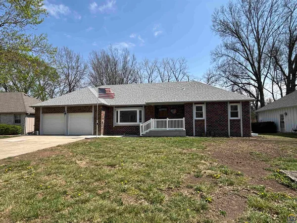 $300,000 | 2552 Willow Lane, Emporia, KS 66801
