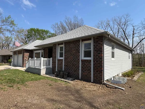 $300,000 | 2552 Willow Lane, Emporia, KS 66801