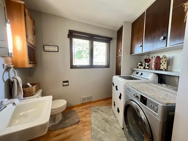 $350,000 | 1020 Roberts Road Southwest, Hutchinson, MN 55350