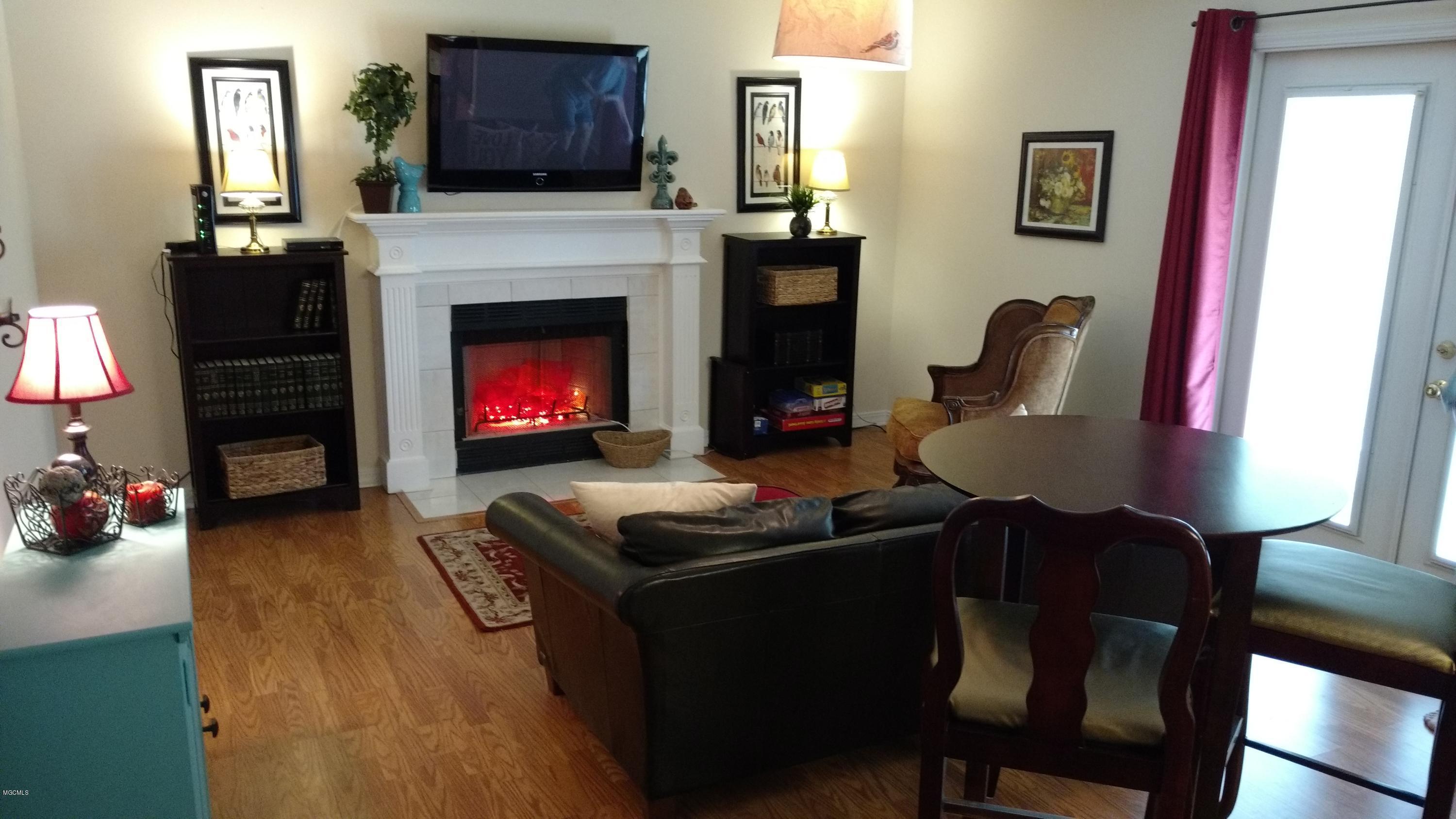 3618 Reeves Lane Ocean Springs, MS 39564 - Photo 12 of 37 Family Room3