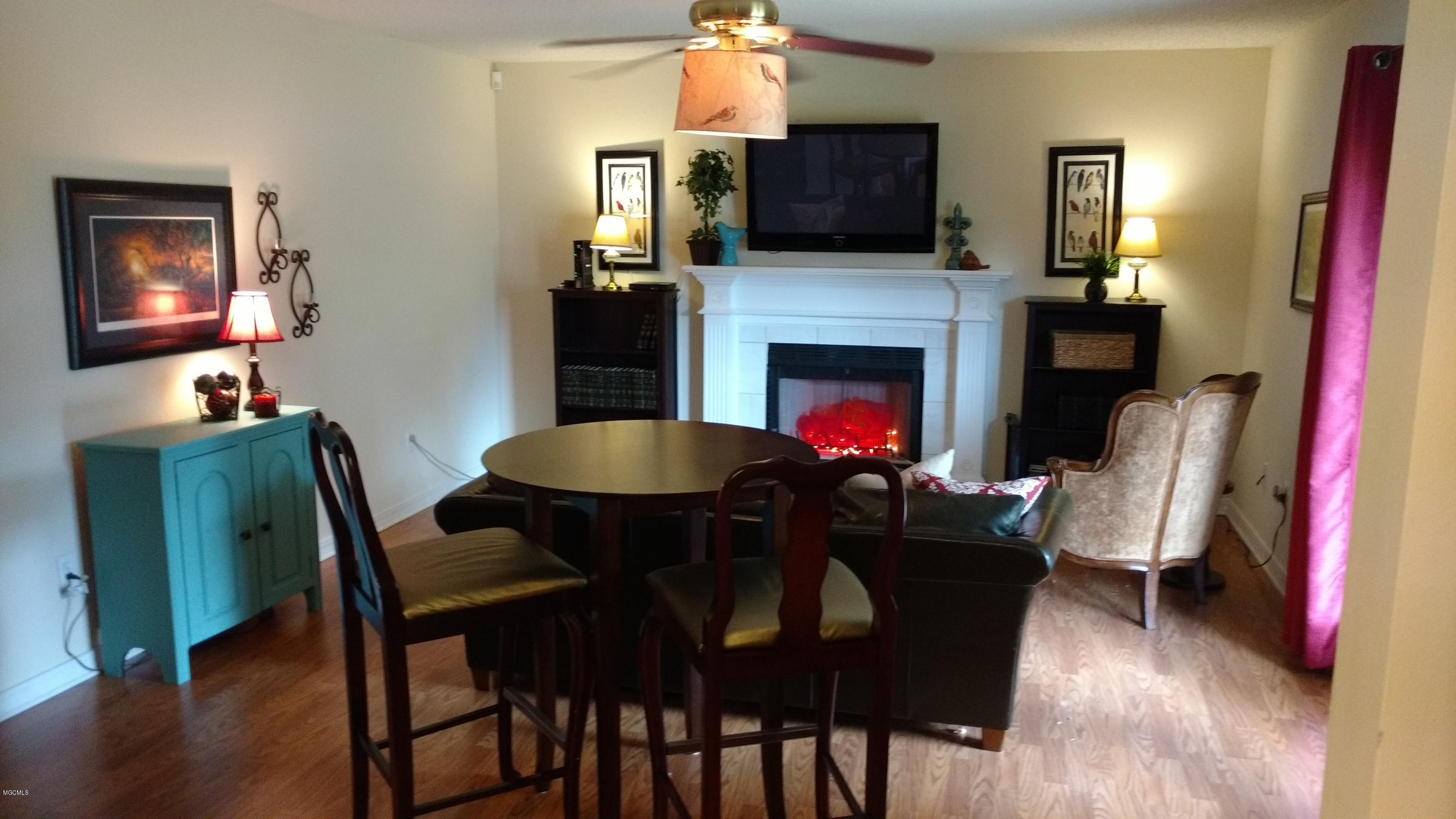 3618 Reeves Lane Ocean Springs, MS 39564 - Photo 13 of 37 Family Room4