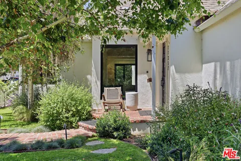 $2,345,000 | 11357 Aqua Vista Street, Studio City, CA 91602