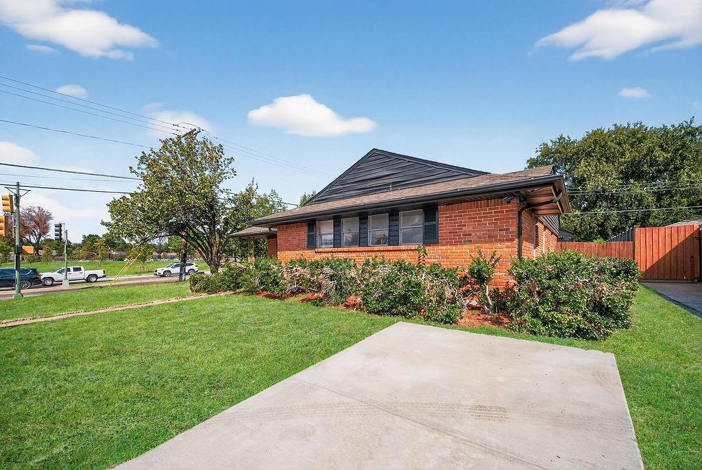 9662 Ferndale Road Dallas, TX 75238 - Photo 2 of 39 a front view of a house with a yard