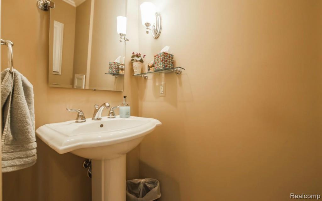 636 Cook Road Grosse Pointe Woods, MI 48236 - Photo 14 of 33