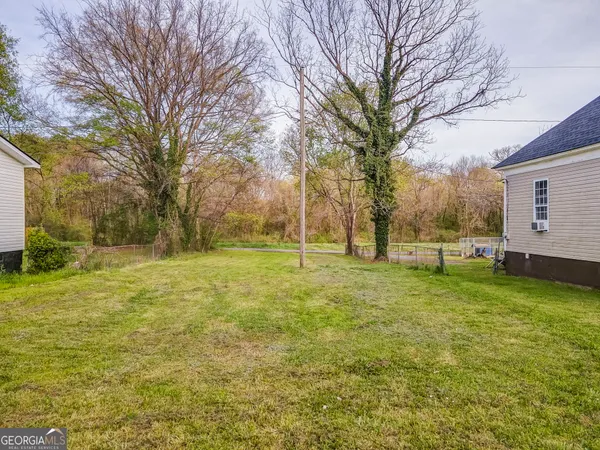 a view of a yard with a house