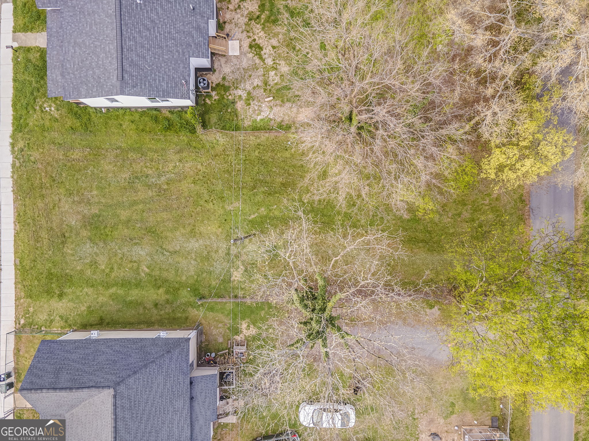 319 South McLin Street Rome, GA 30161 - Photo 5 of 10 a view of a garden with a brick wall