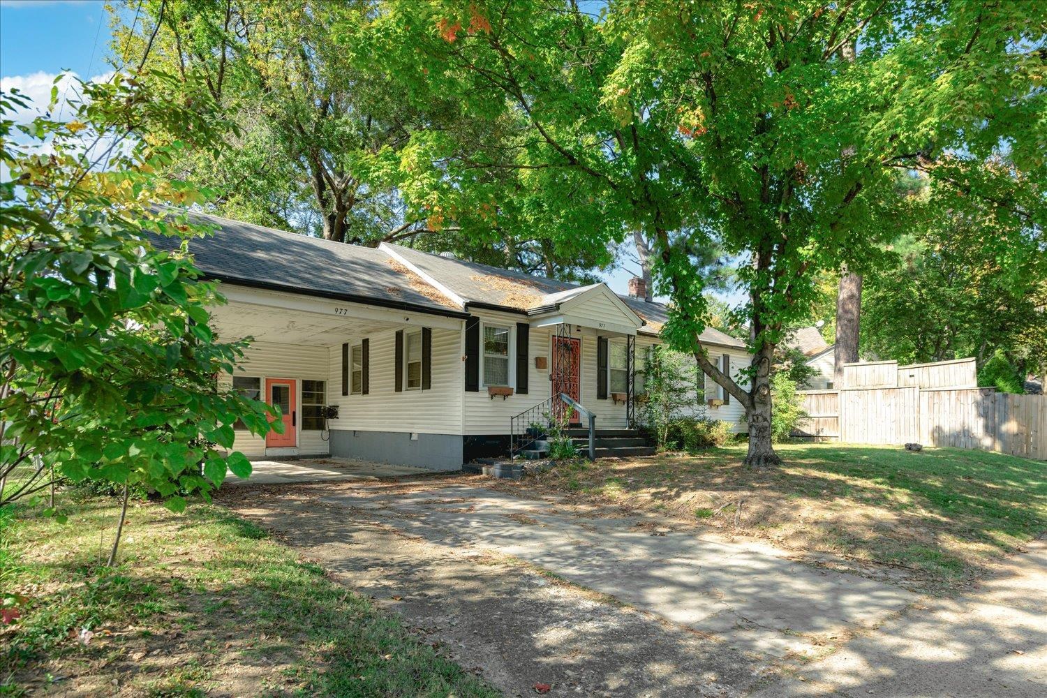 977 Waring Road Memphis, TN 38122 - Photo 2 of 32 View of ranch-style house