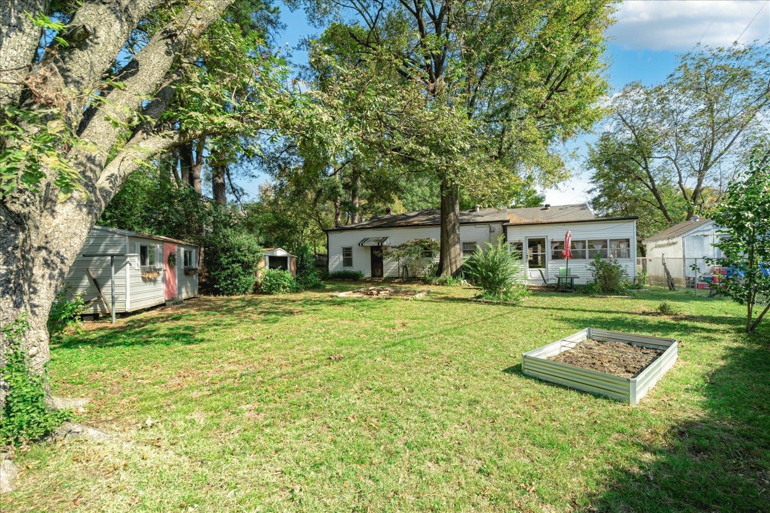 977 Waring Road Memphis, TN 38122 - Photo 28 of 32 View of yard with a storage unit