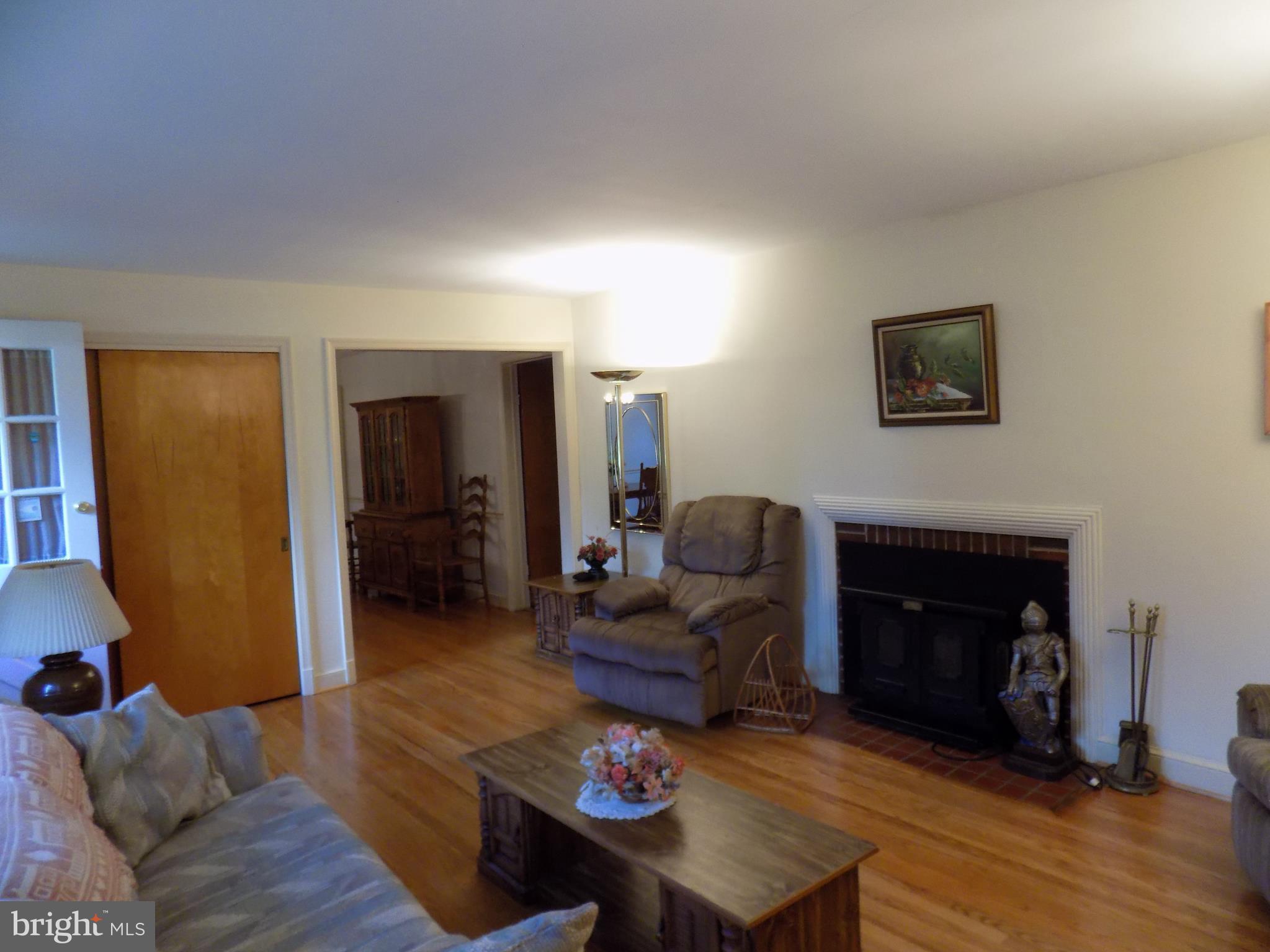 9603 Atom Road Clinton, MD 20735 - Photo 17 of 30 Living Room at front door