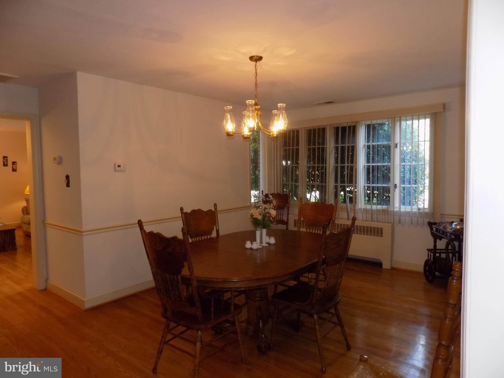 Large Dining room w/refished hardwood floors