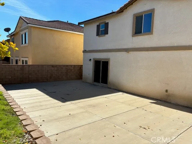 a view of entryway and yard