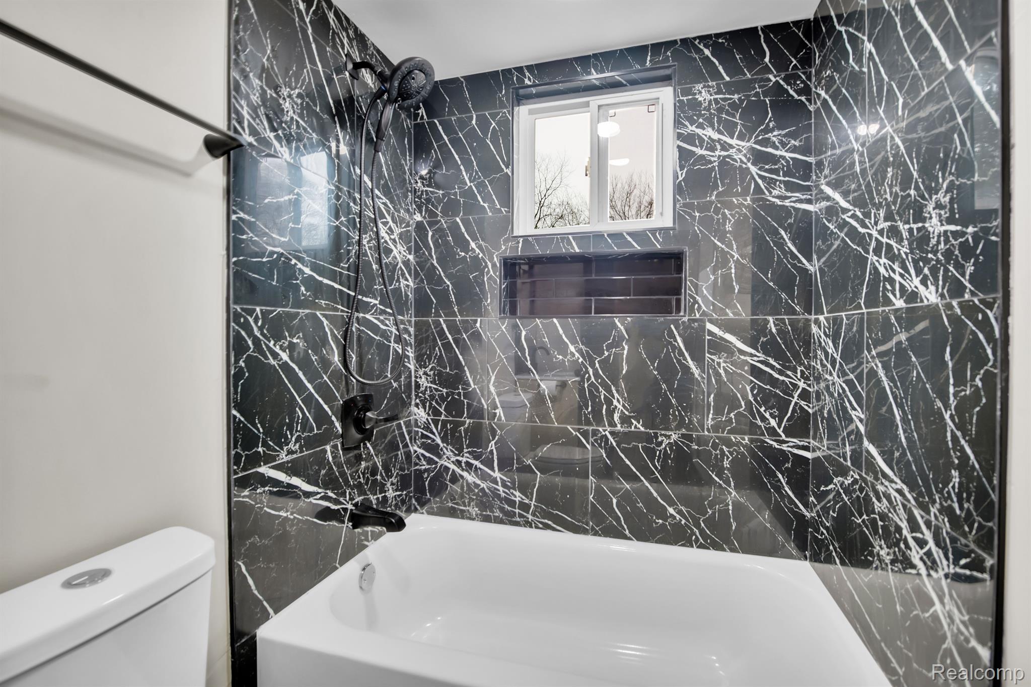 6791 Evergreen Road Detroit, MI 48228 - Photo 13 of 13 main bathroom