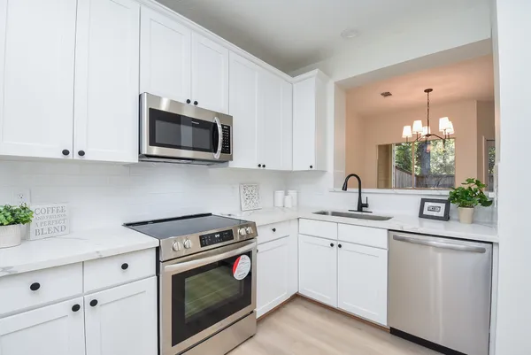 $2,450 | 134 North Magnolia Pond Place, The Woodlands, TX 77381