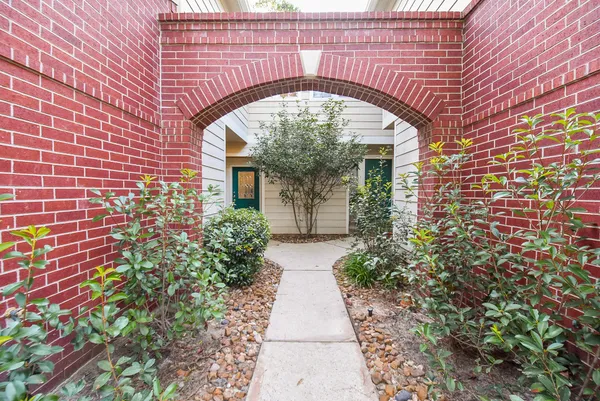 $2,450 | 134 North Magnolia Pond Place, The Woodlands, TX 77381