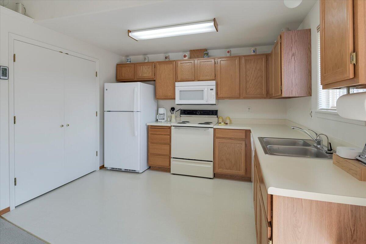 1712 Southwest 35th Street Redmond, OR 97756 - Photo 9 of 26 13-1712 SW 35th St, Redmond-13