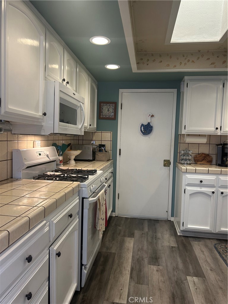 562 Bakeman Lane Arroyo Grande, CA 93420 - Photo 15 of 35 a kitchen with stainless steel appliances granite countertop a stove a sink and a refrigerator