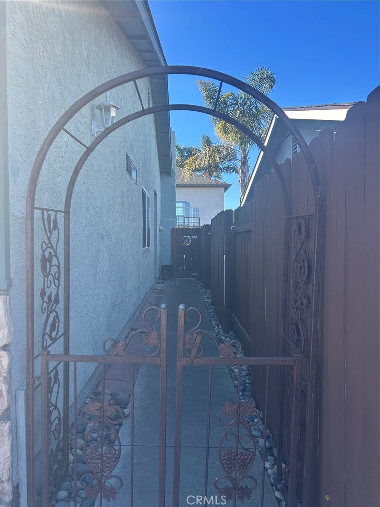 562 Bakeman Lane Arroyo Grande, CA 93420 - Photo 4 of 35 a view of entryway