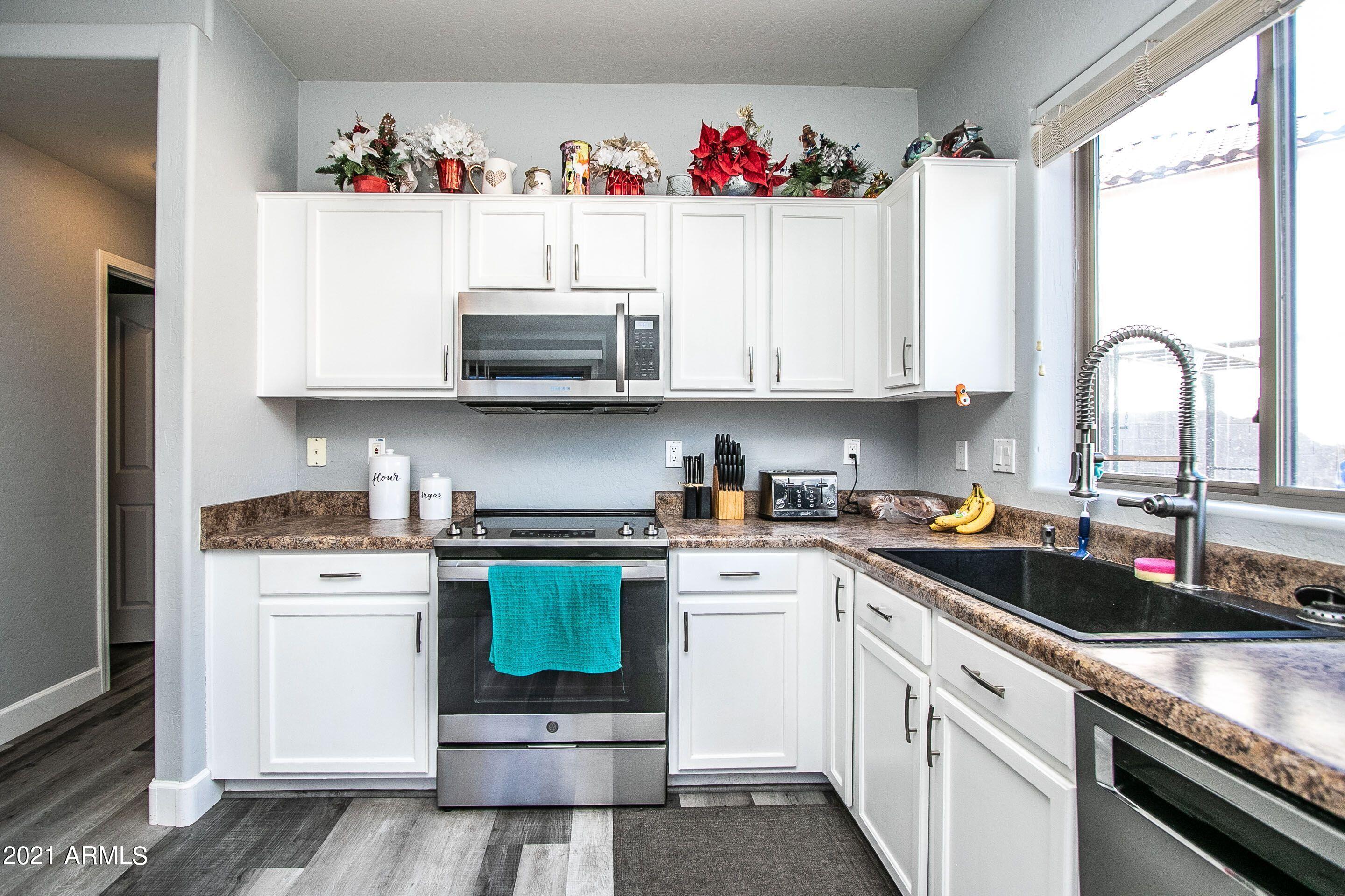 4580 East Del Rio Street Gilbert, AZ 85295 - Photo 8 of 28 Del Rio Kitchen 3