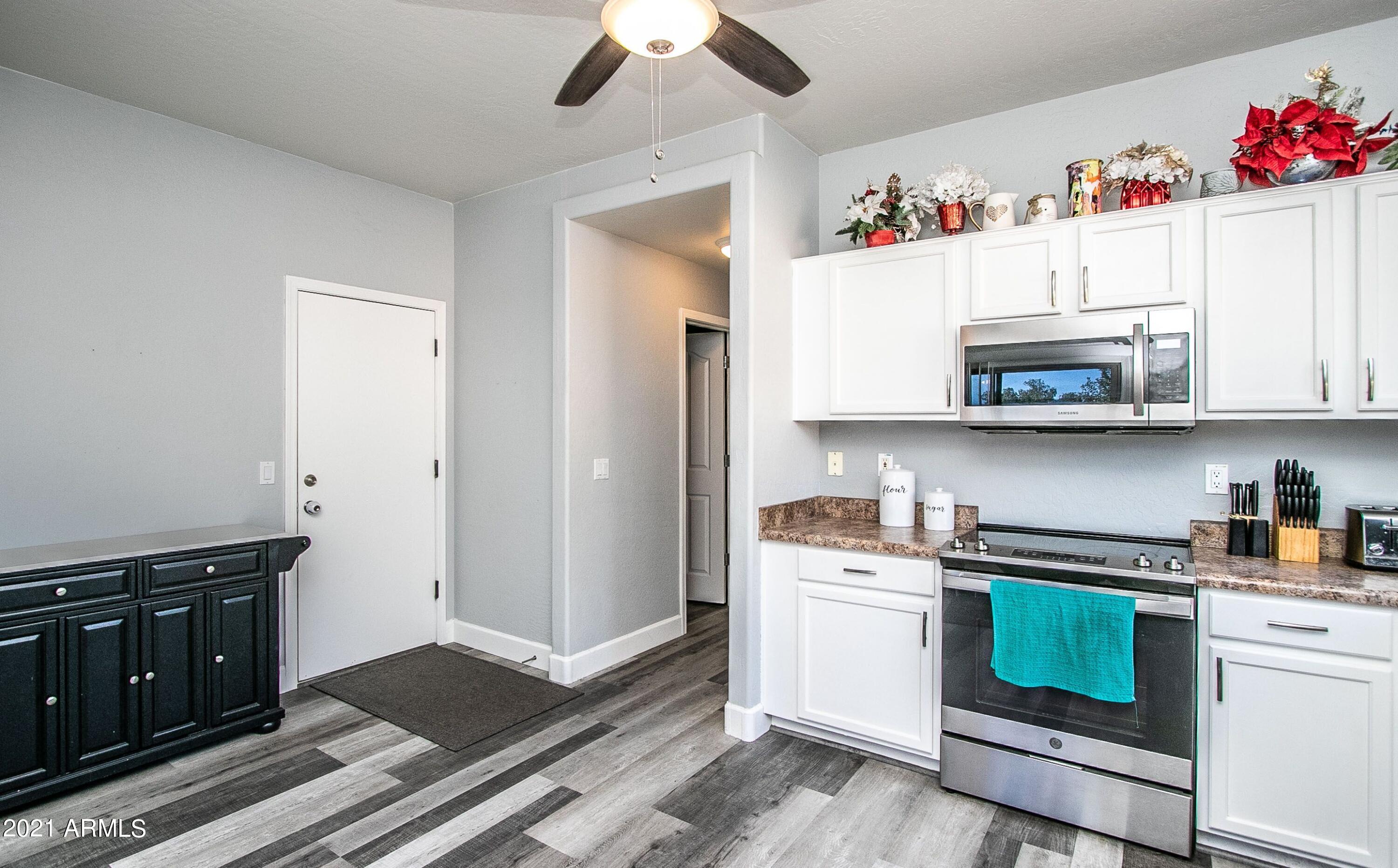 4580 East Del Rio Street Gilbert, AZ 85295 - Photo 9 of 28 Del Rio Kitchen 2