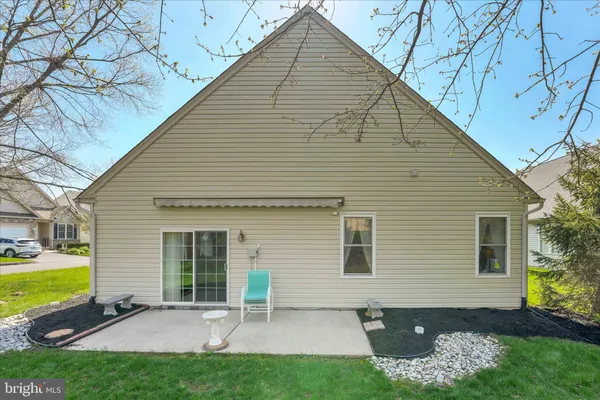 a view of a house with backyard
