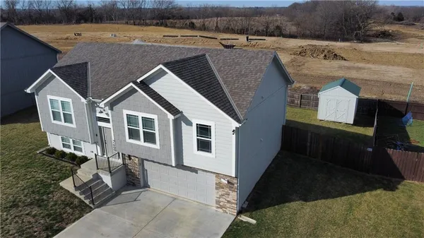 $385,000 | 1000 Northwest 4th Street, Oak Grove, MO 64075