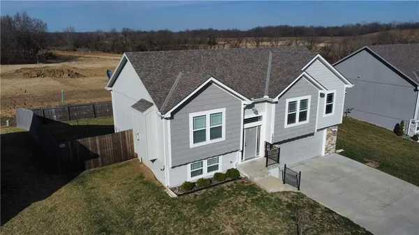 $385,000 | 1000 Northwest 4th Street, Oak Grove, MO 64075