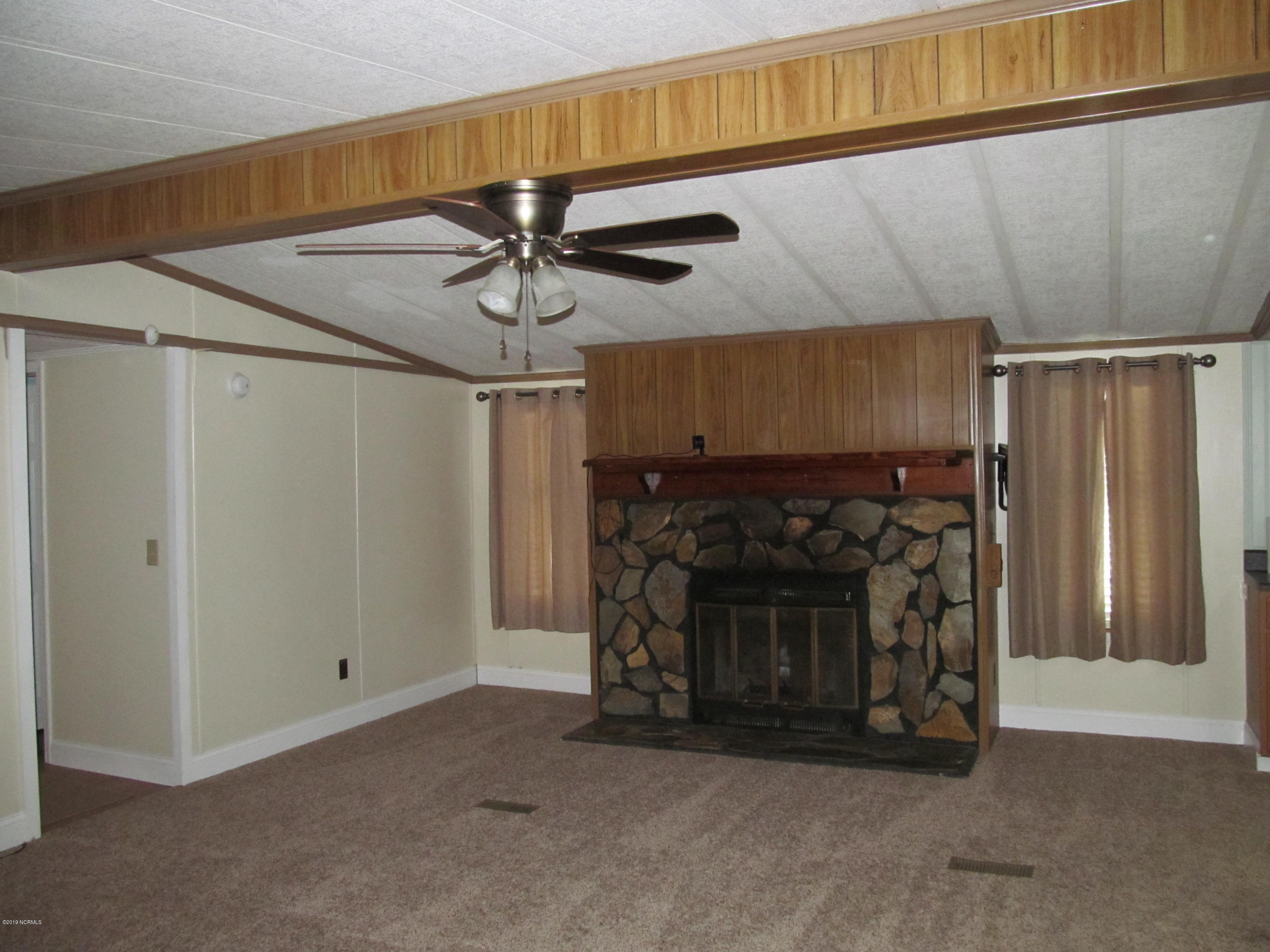 145 Crows Nest Road Beaufort, NC 28516 - Photo 30 of 40 Living Room