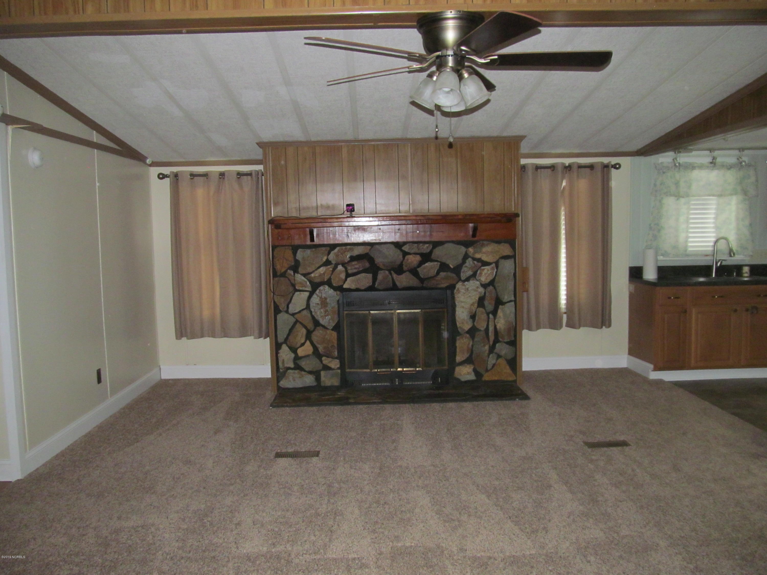145 Crows Nest Road Beaufort, NC 28516 - Photo 31 of 40 Living Room