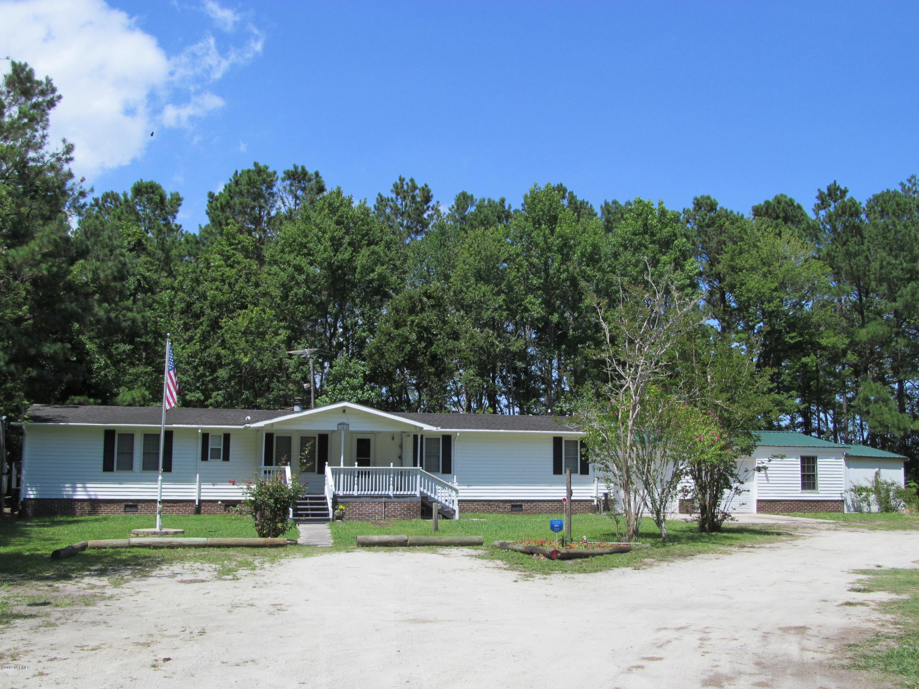145 Crows Nest Road Beaufort, NC 28516 - Photo 4 of 40 Large Parking Area