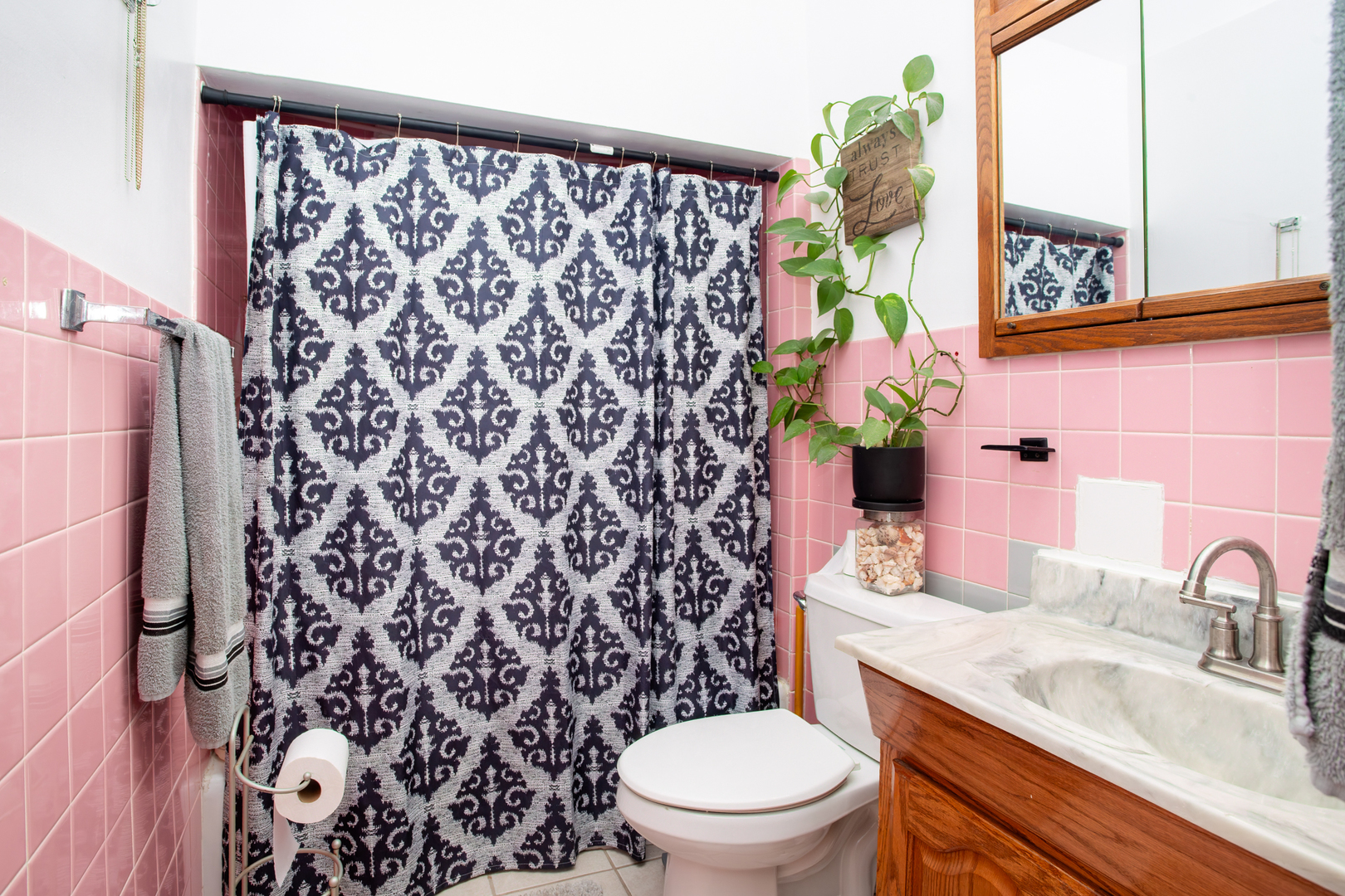 683 Columbia Avenue Elgin, IL 60120 - Photo 13 of 29 a bathroom with a sink toilet and shower