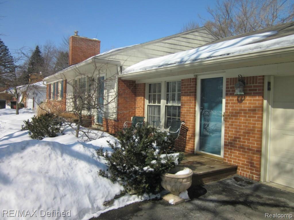 330 Elmhill Road Rochester Hills, MI 48306 - Photo 2 of 27
