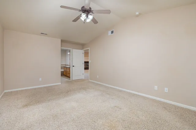 a view of empty room with a ceiling fan