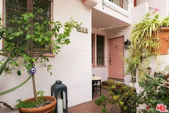 a car parked in front of a building