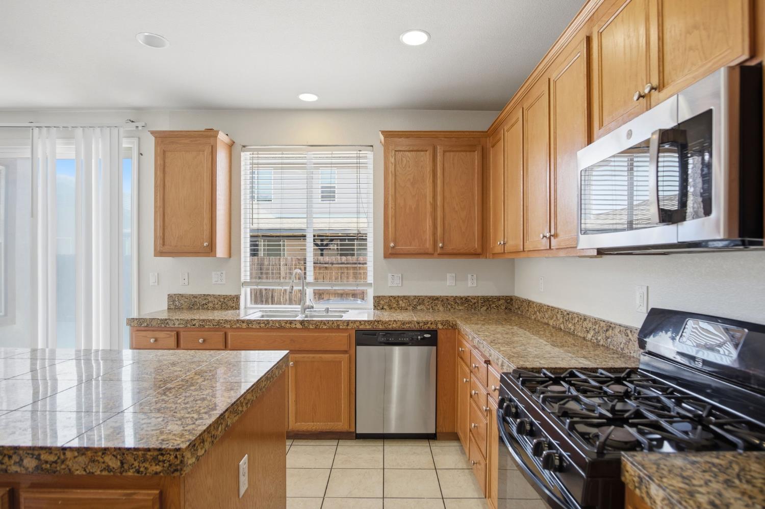 3648 Fallview Avenue Ceres, CA 95307 - Photo 10 of 24