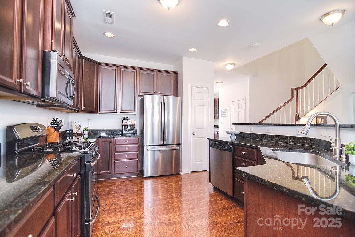 6134 Rockefeller Lane Charlotte, NC 28210 - Photo 10 of 47 a kitchen with a stove a refrigerator and a sink