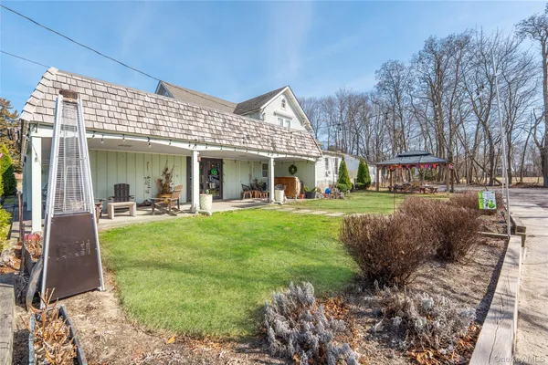 a view of a house with backyard and garden
