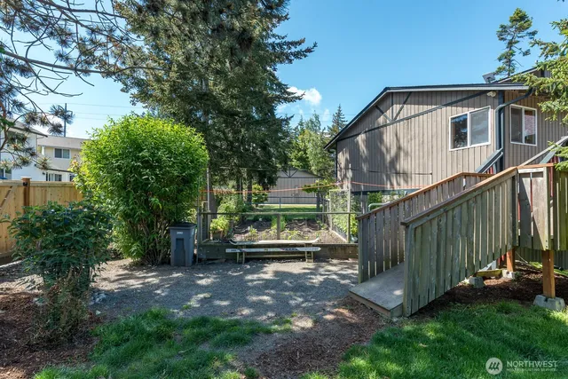 a view of a backyard