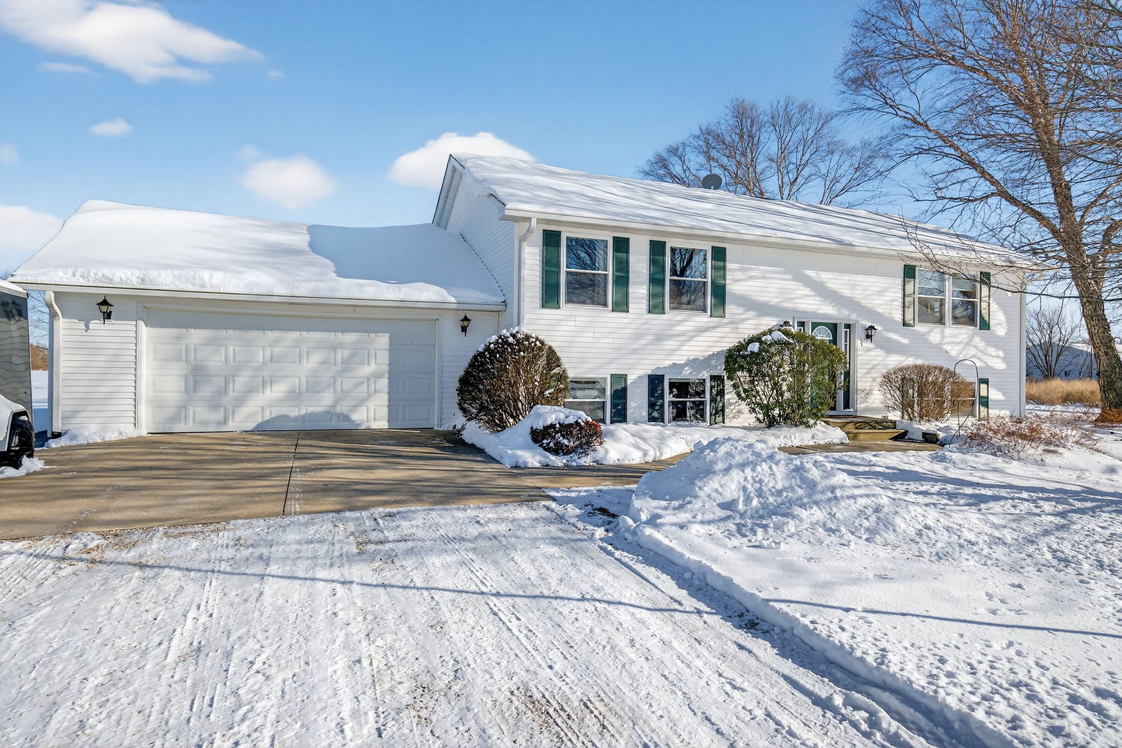 2420 North Dwight Road Morris, IL 60450 - Photo 2 of 38 a front view of a house with a yard
